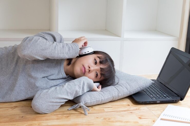 malas sosial, social laziness, kesehatan mental, ibu muda kesepian, cara mengatasi isolasi sosial, depresi pasca persalinan, koneksi sosial penting, kecerdasan emosional, empati menurun, otak dan interaksi sosial